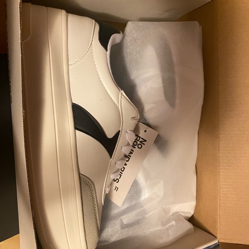 No Boundaries Women’s White and Black Sneakers Comfortable‎ Everyday Wear